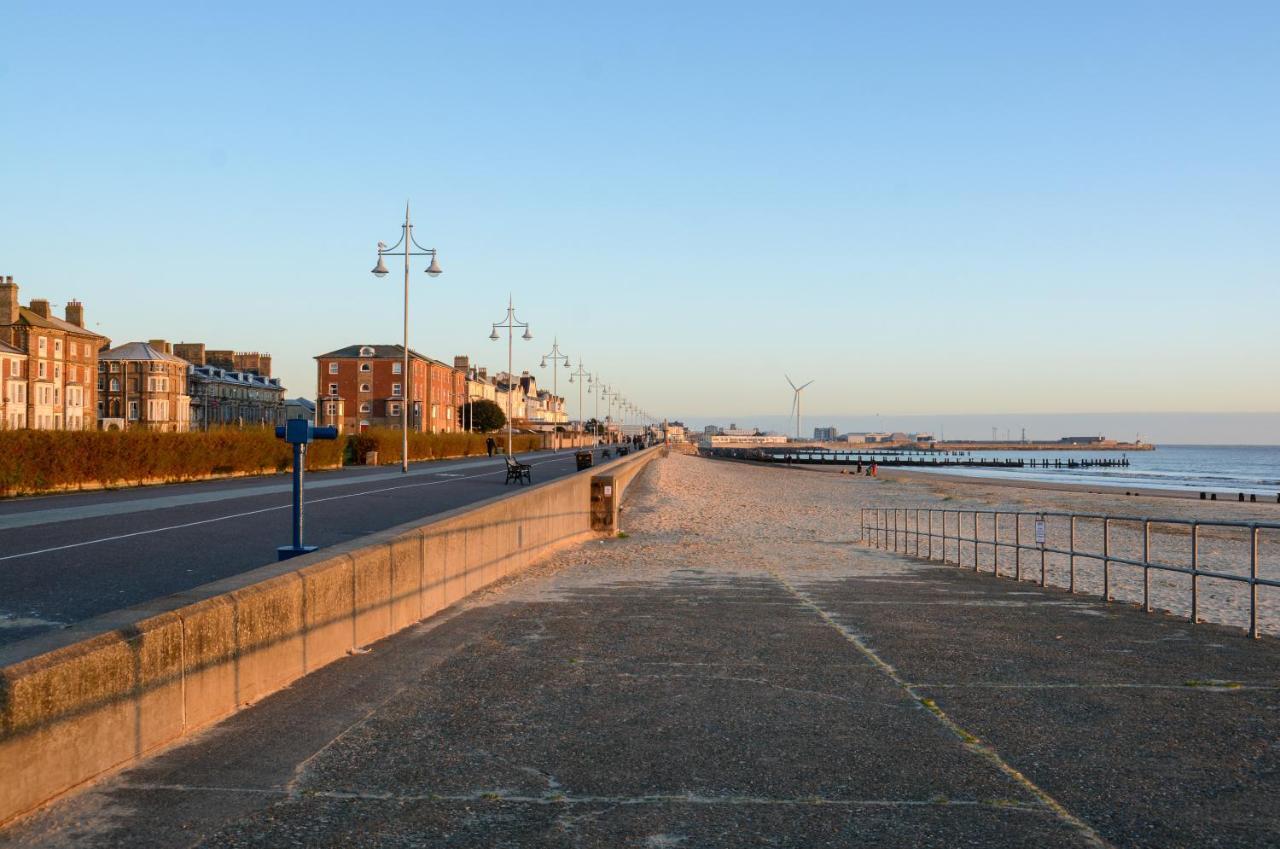 Sea Views Stunning 2 Bedroom Apartment # Lowestoft Bagian luar foto