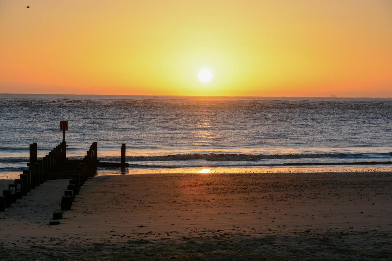 Sea Views Stunning 2 Bedroom Apartment # Lowestoft Bagian luar foto