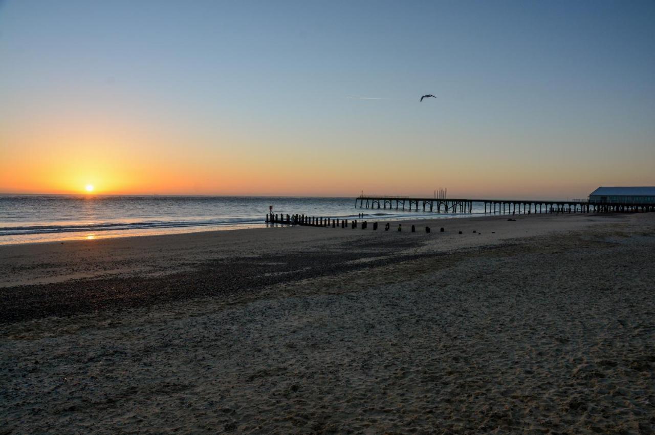 Sea Views Stunning 2 Bedroom Apartment # Lowestoft Bagian luar foto